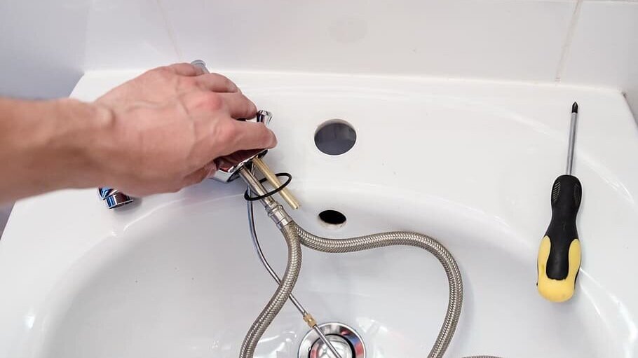 plumber-repair-faucet-battery.jpg